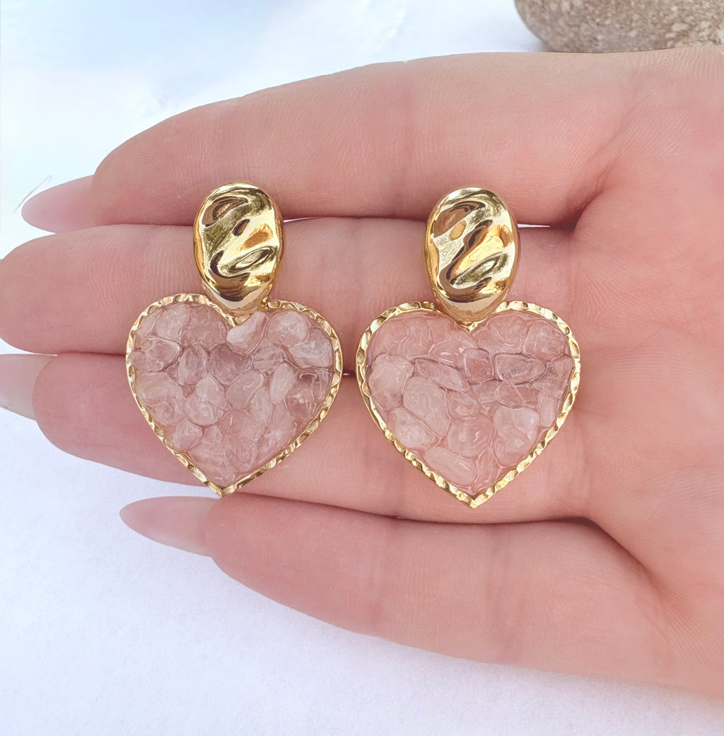 Boucles d'oreilles puce ovale dorée et cœur cristaux rose poudré - porté