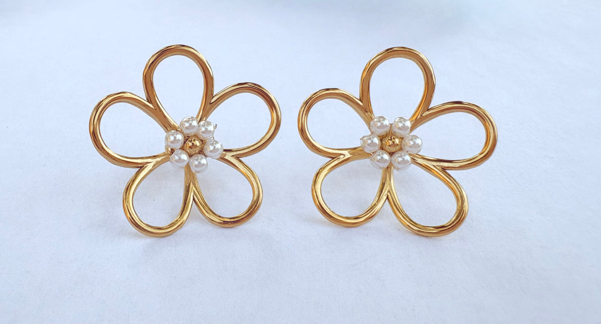 Boucles d'Oreilles Puces Fleur Ajourée Dorée & Perles