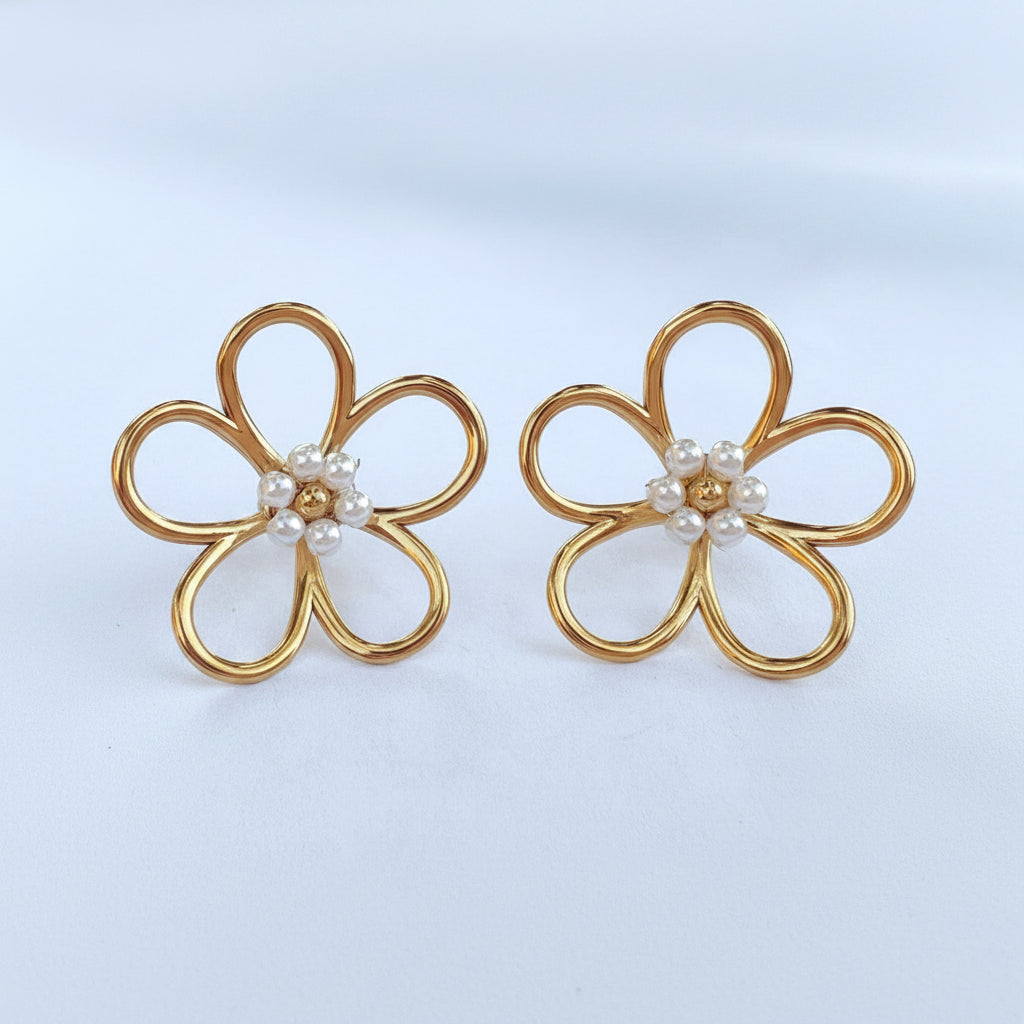 Puces boucles d'oreilles fleur ajourée dorée et perles - vue face