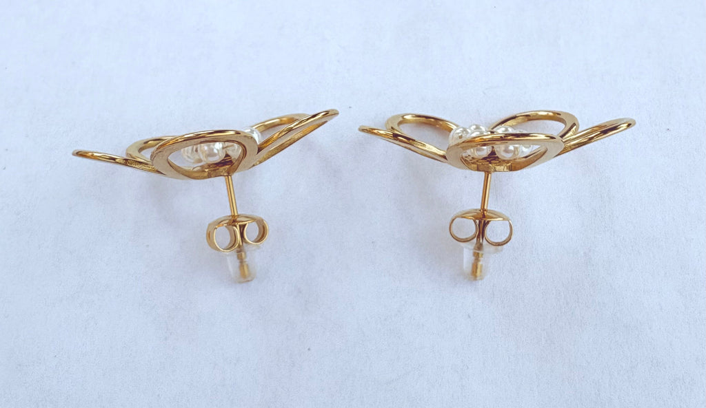 Puces boucles d'oreilles fleur ajourée dorée et perles - vue dos