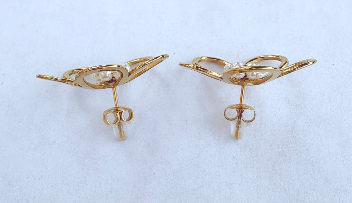 Puces boucles d'oreilles fleur ajourée dorée et perles - vue dos