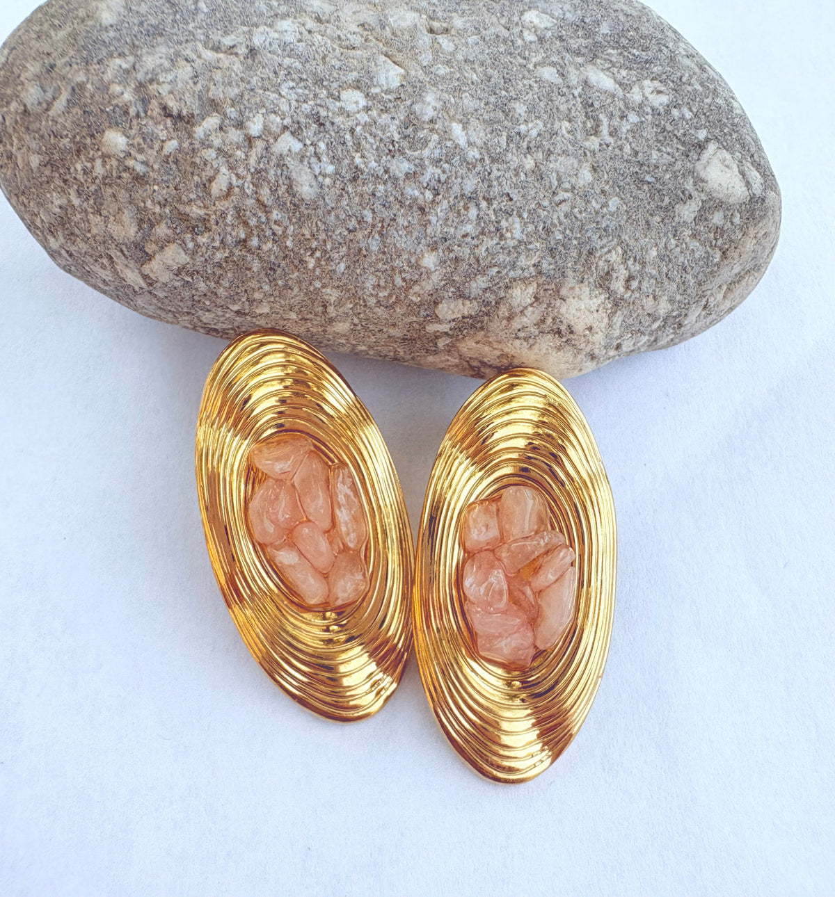 Puces boucles d'oreilles ovales dorées striées et pierres rose - vue face