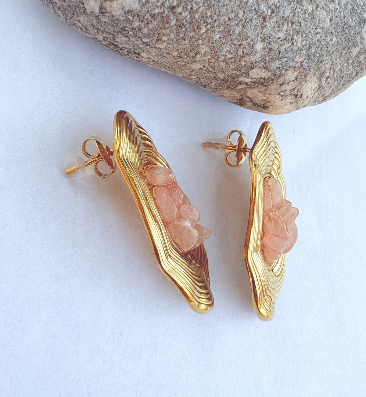 Puces boucles d'oreilles ovales dorées striées et pierres rose - vue dos