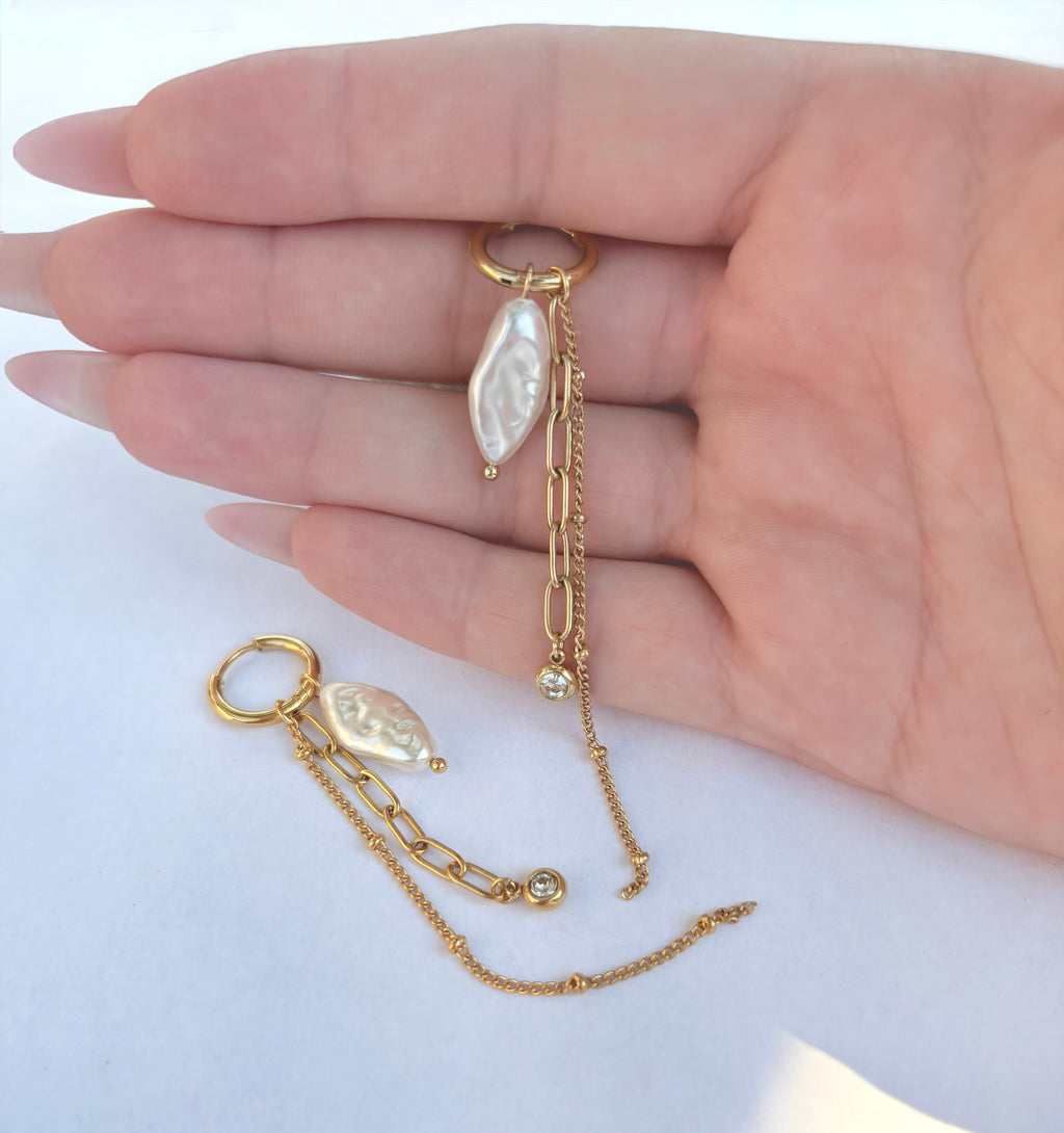 Boucles d'oreilles créoles dorées chaînes et perle baroque - porté