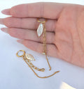 Boucles d'oreilles créoles dorées chaînes et perle baroque - porté