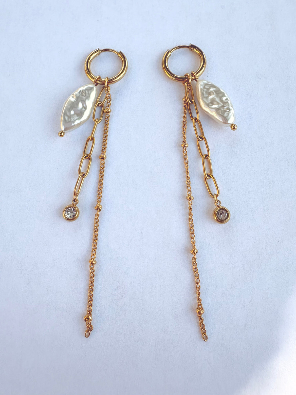 Boucles d'oreilles créoles dorées chaînes et perle baroque - vue