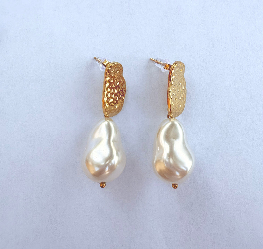 Boucles d'oreilles puce dorée martelée et perle baroque - vue 1