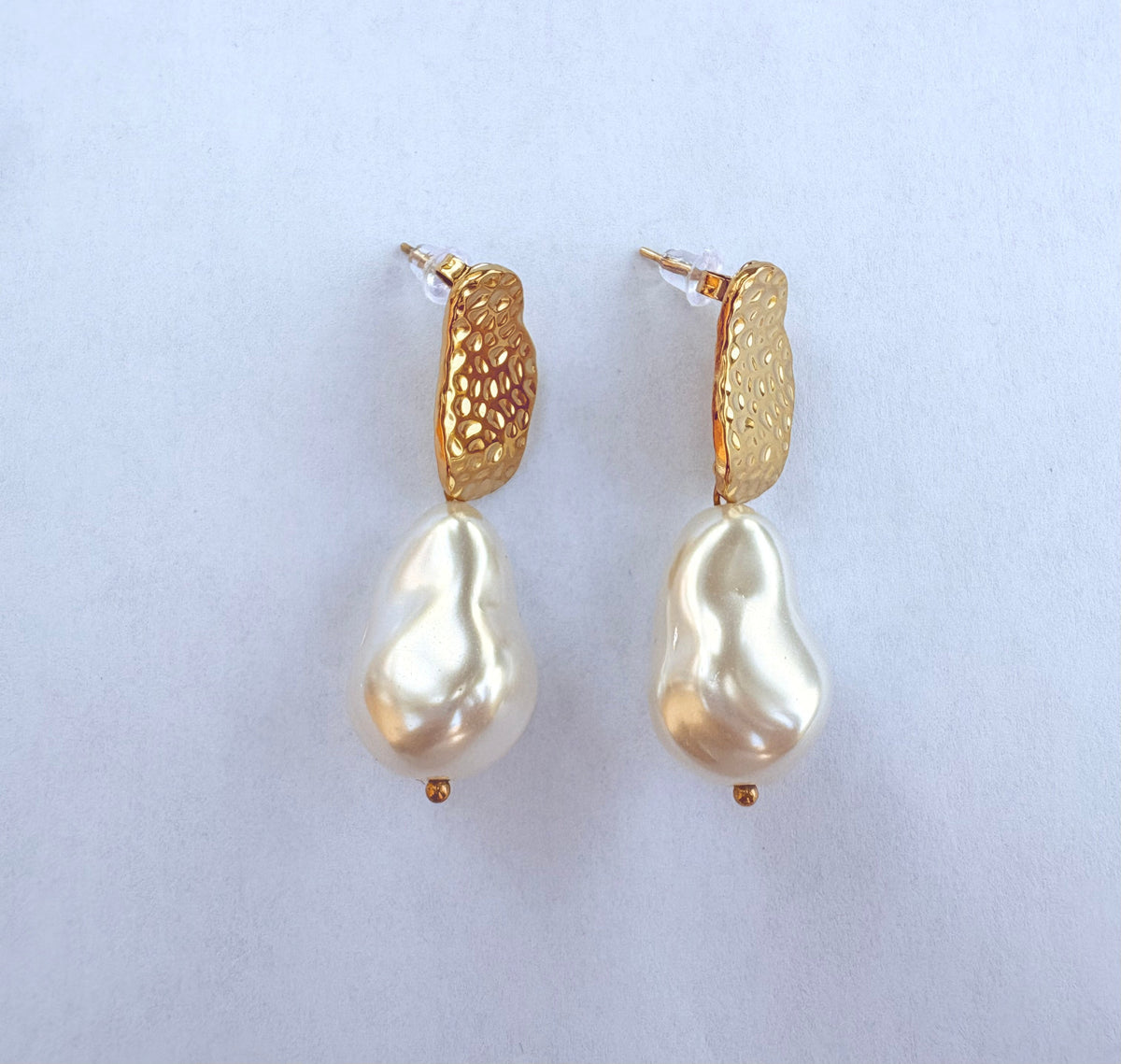 Boucles d'oreilles puce dorée martelée et perle baroque - vue 1