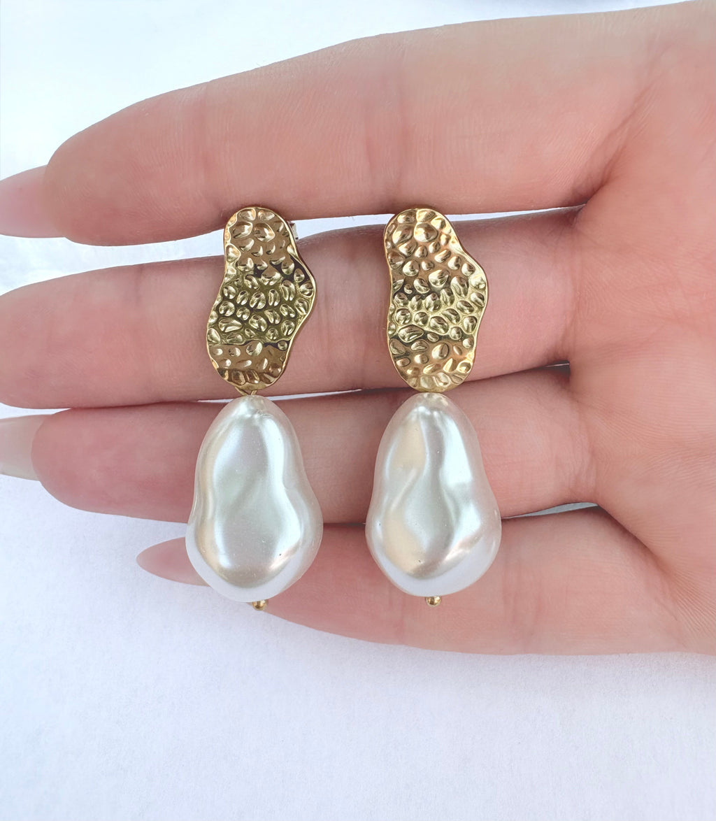 Boucles d'oreilles puce dorée martelée et perle baroque - porté
