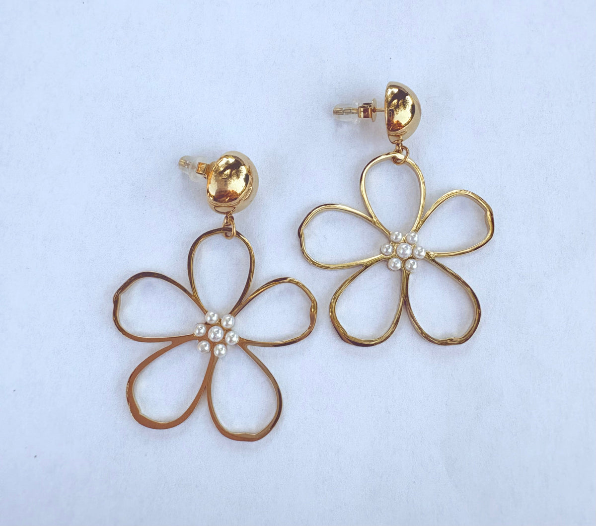 Boucles d'oreilles fleur ajourée dorée et perles - porté