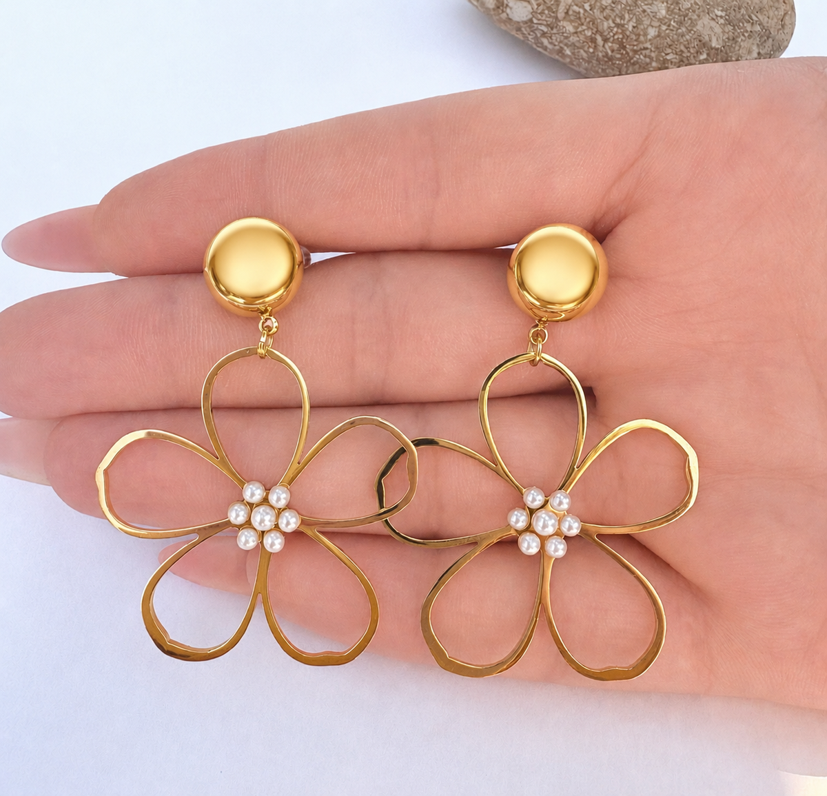 Boucles d'oreilles fleur ajourée dorée et perles - fond blanc