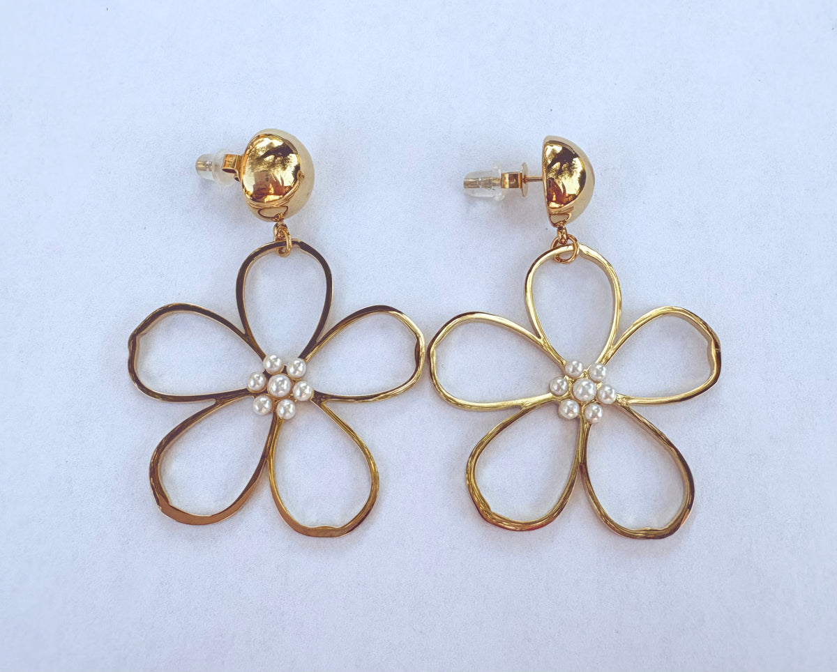 Boucles d'oreilles fleur ajourée dorée et perles - vue 2