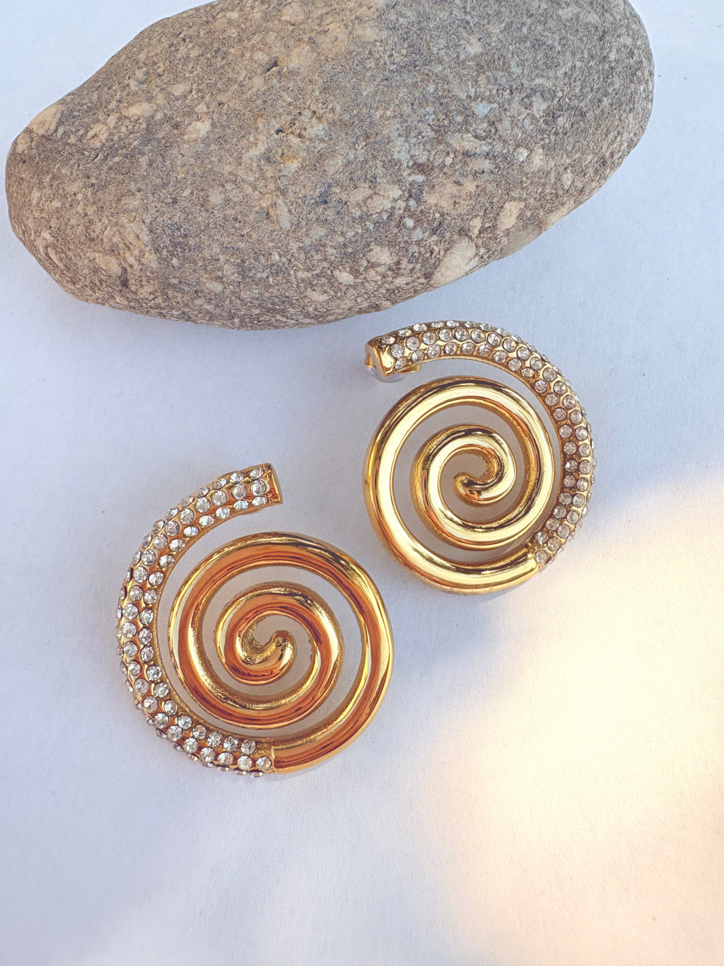 Puces boucles d'oreilles spirale dorée et strass - vue face