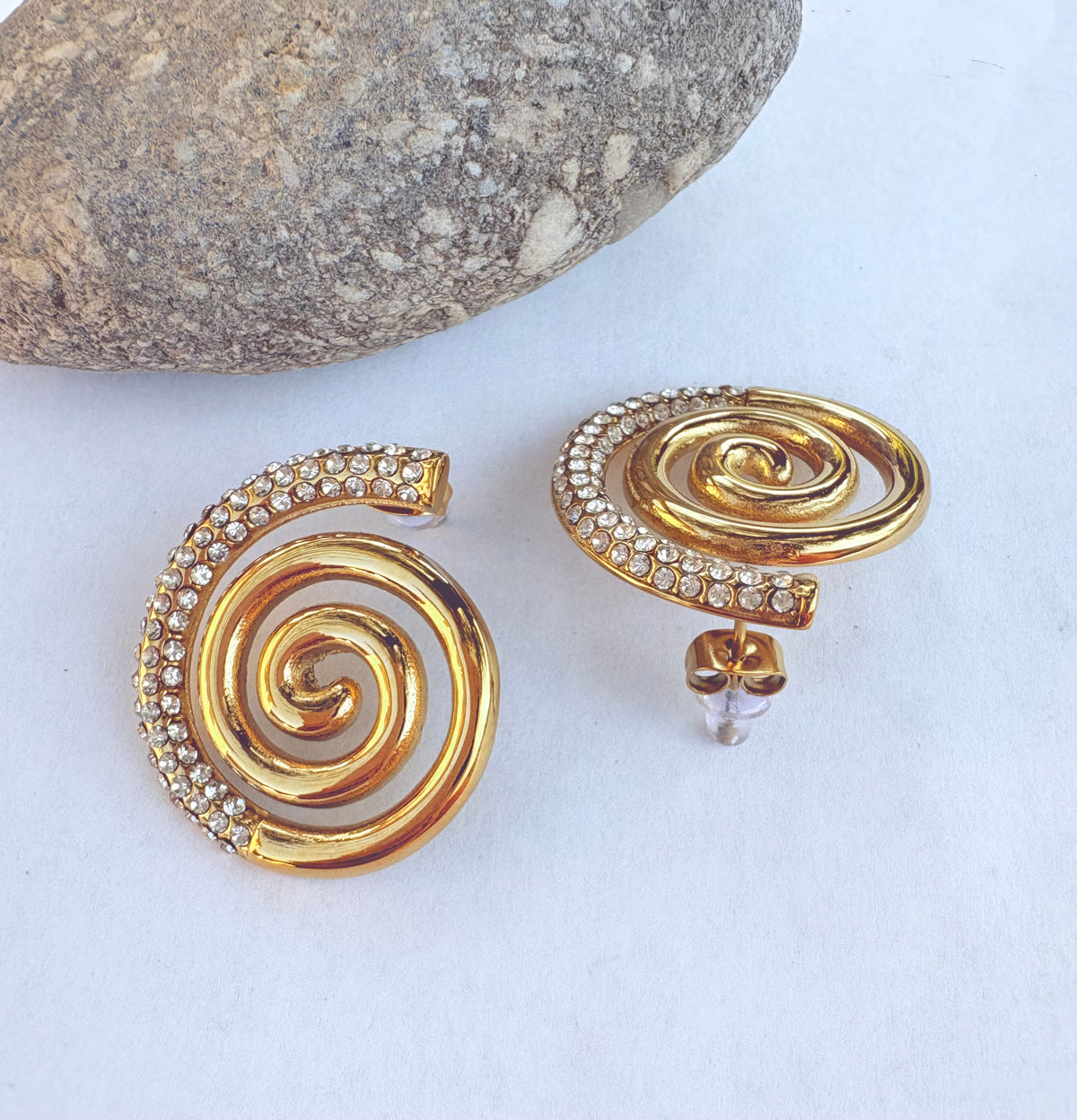Puces boucles d'oreilles spirale dorée et strass - vue dos