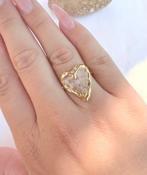 Bague cœur doré et pierres blanches rose poudré - portée