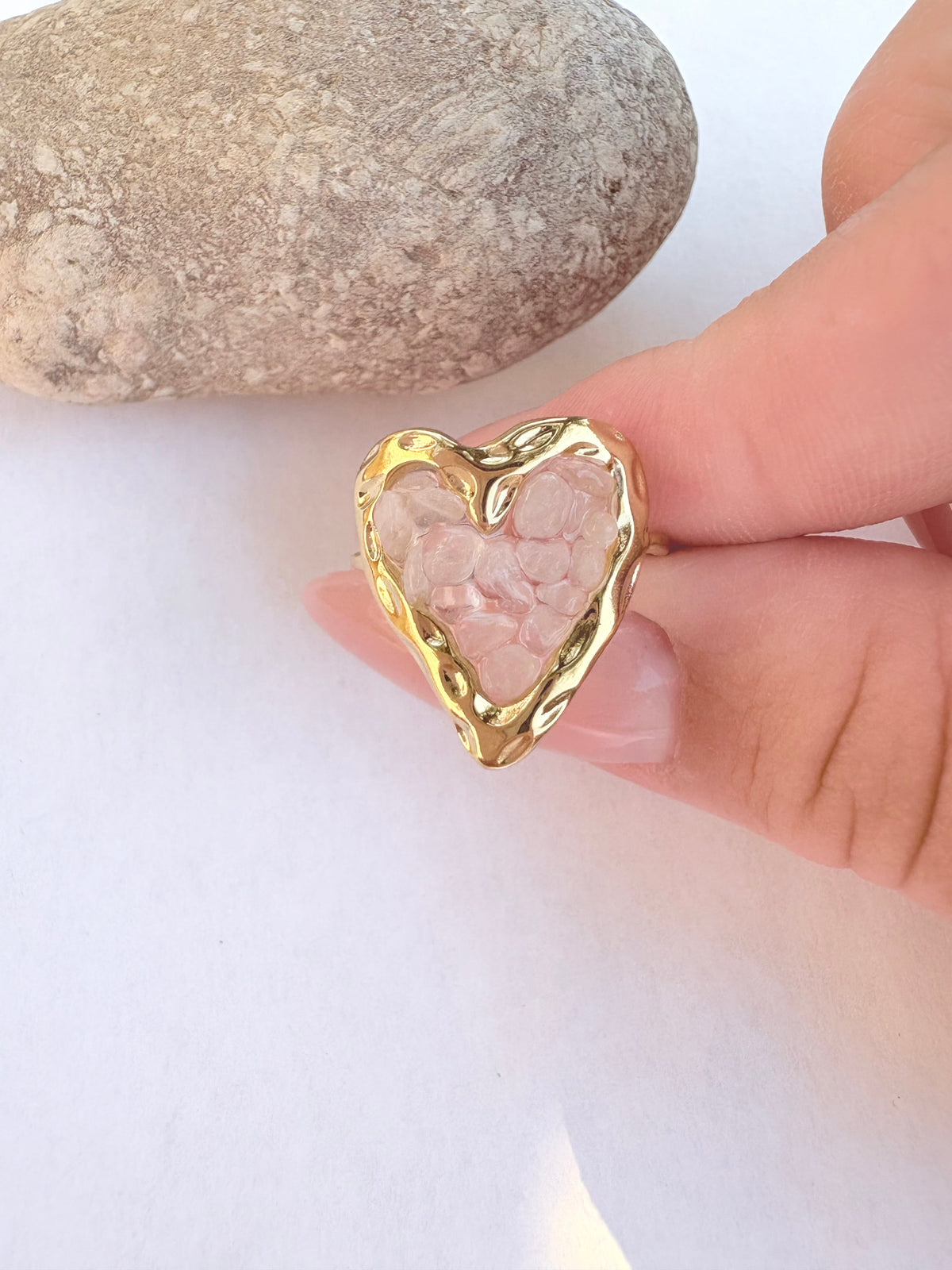 Bague cœur doré et pierres blanches rose poudré - vue face