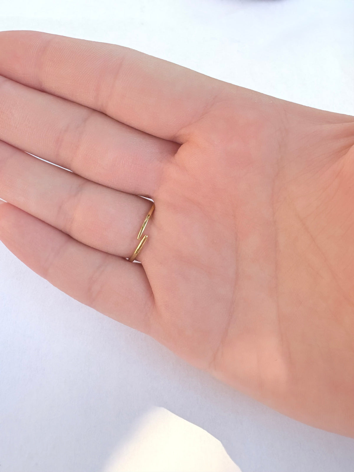 Bague cœur doré et pierres blanches rose poudré - vue dos