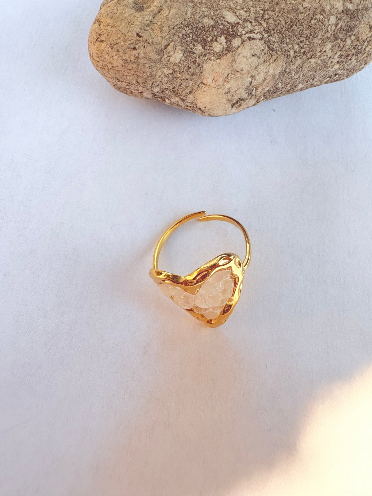 Bague cœur doré et pierres blanches rose poudré - vue dessus