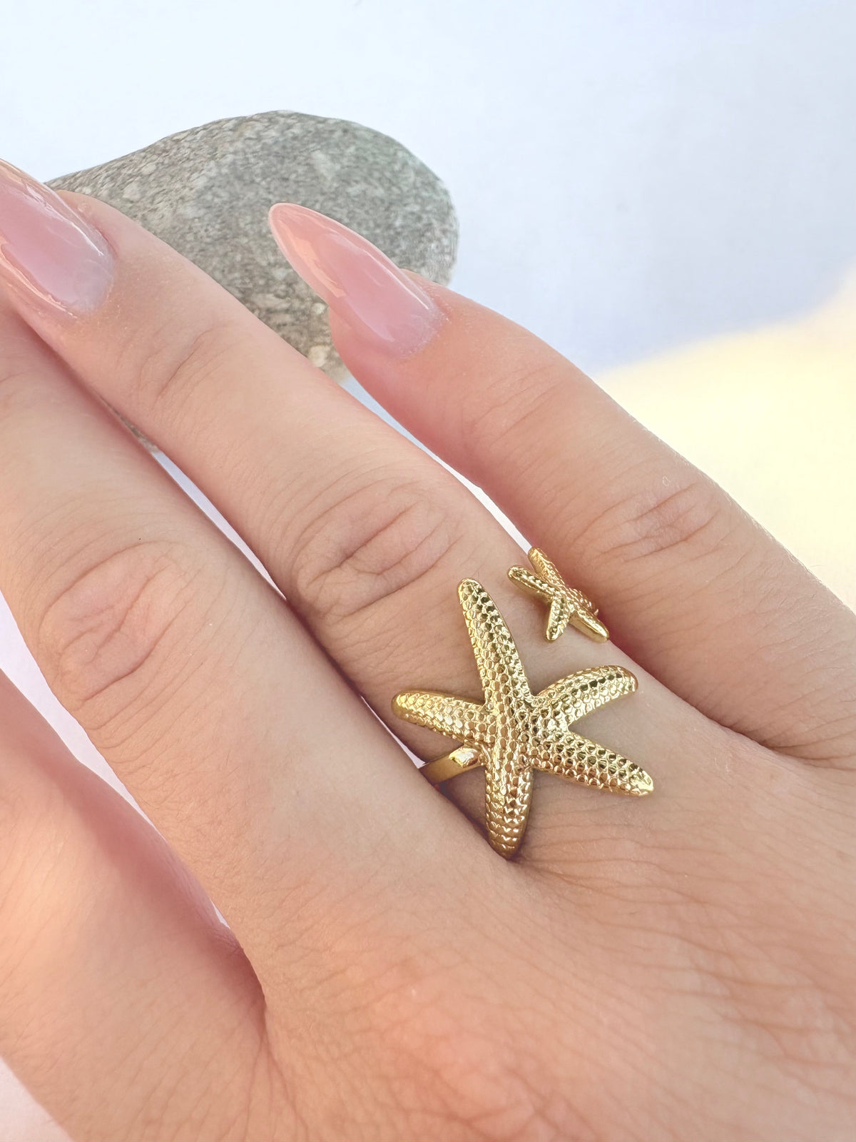 Bague double étoile de mer dorée - portée vue 1