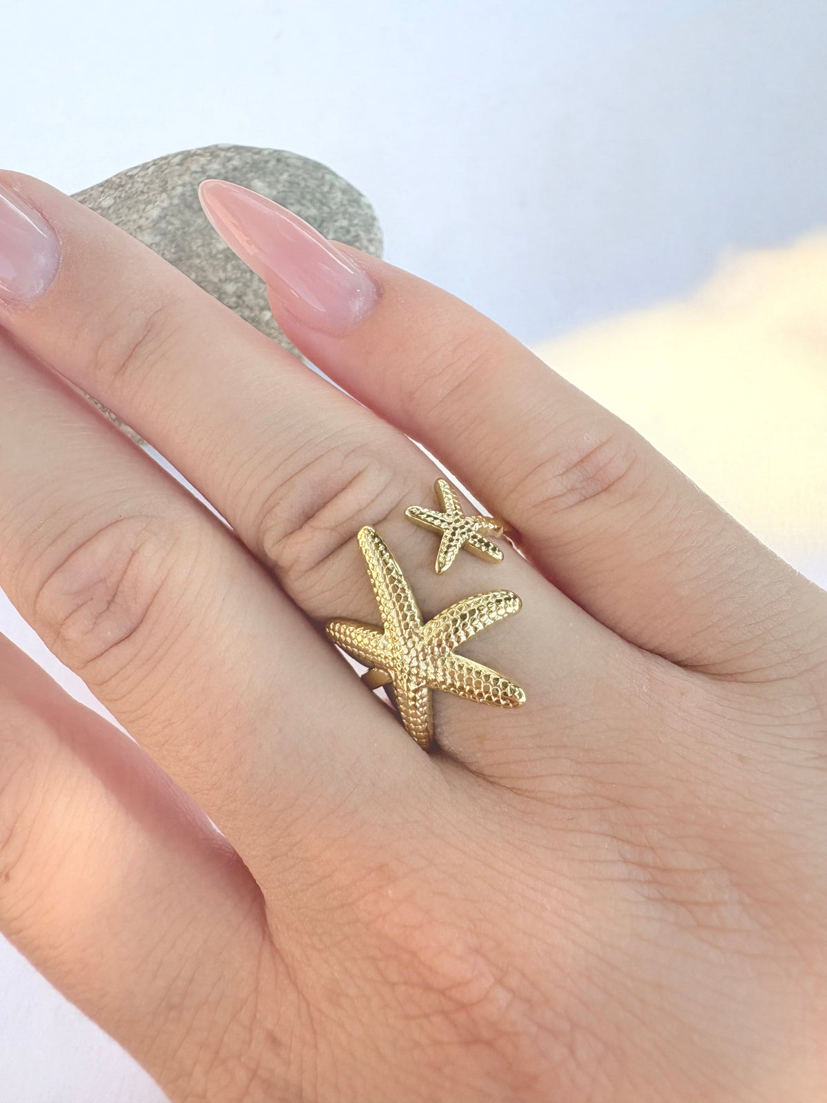 Bague double étoile de mer dorée - portée vue 2