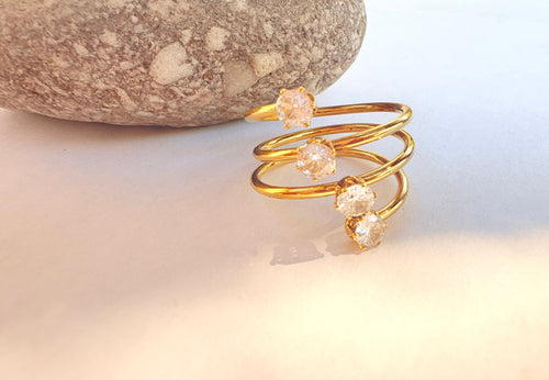 Bague spirale dorée et strass en cascade - vue fond blanc