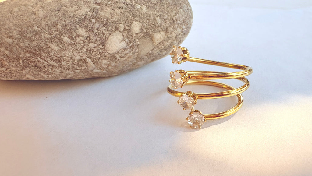 Bague spirale dorée et strass en cascade - portée