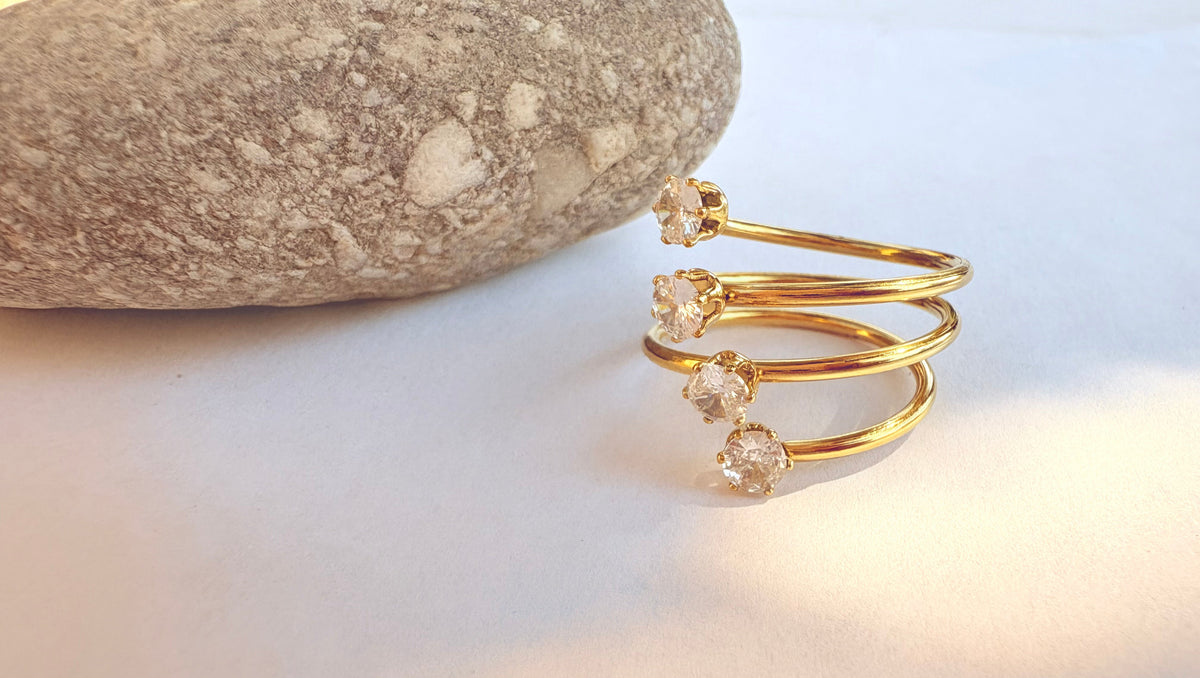 Bague spirale dorée et strass en cascade - portée