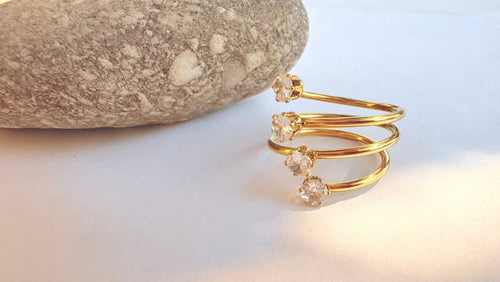 Bague spirale dorée et strass en cascade - portée