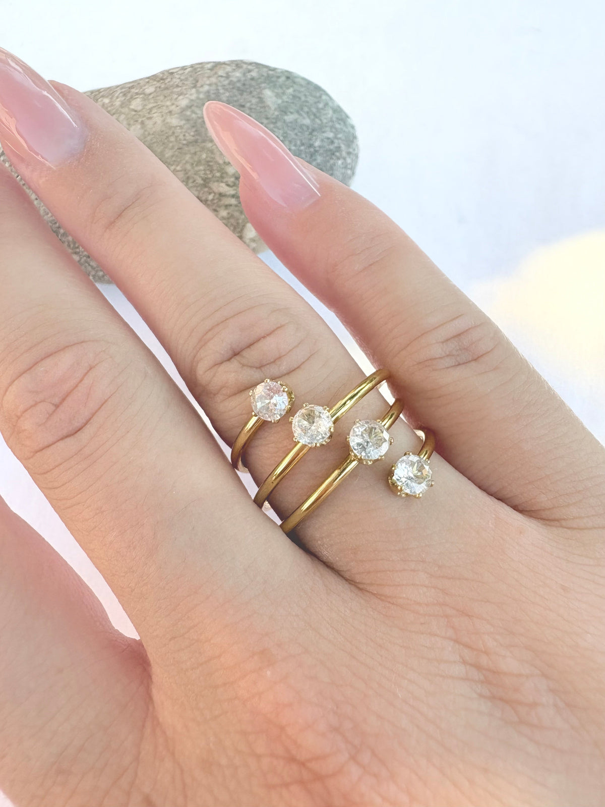 Bague spirale dorée et strass en cascade - vue de côté