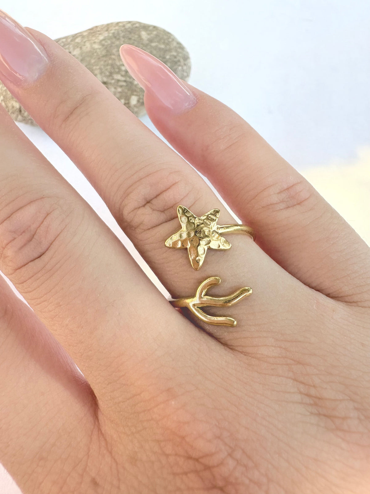 Bague étoile de mer et corail dorés - portée