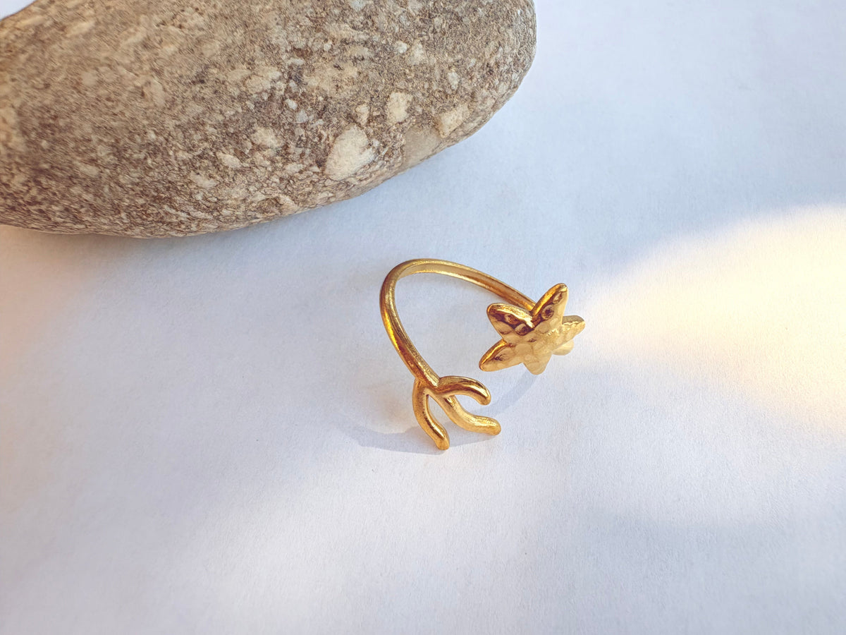 Bague étoile de mer et corail dorés - vue fond blanc