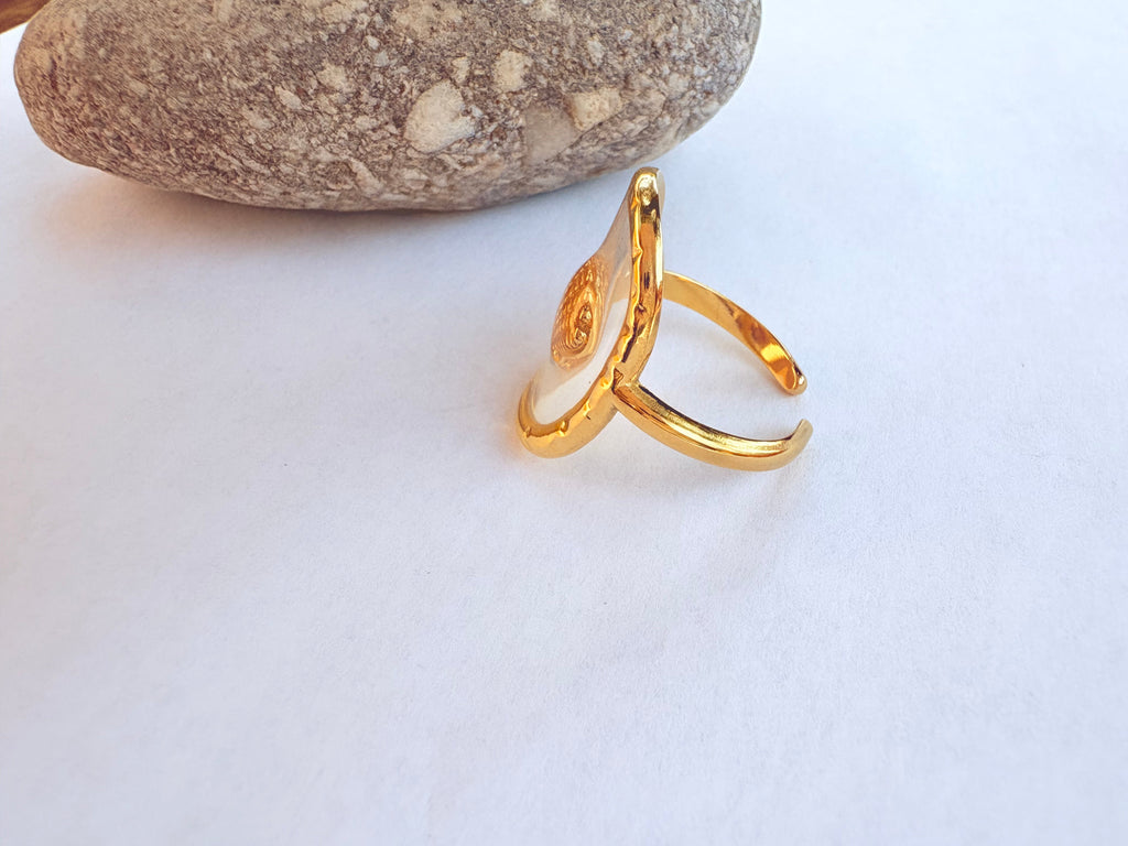 Bague cadre ovale doré et coquillage - vue de dos