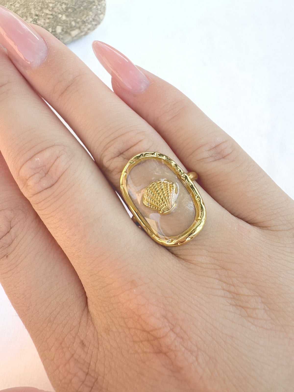 Bague cadre ovale doré et coquillage - portée