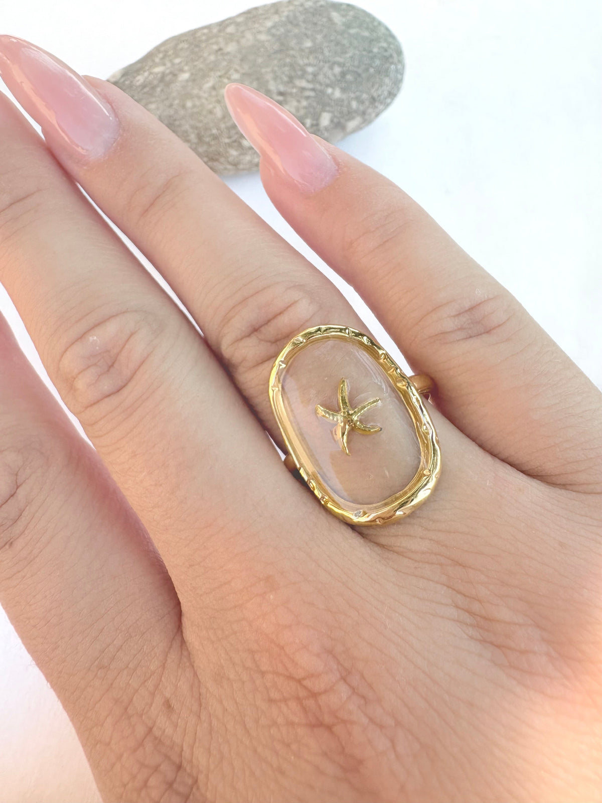 Bague cadre ovale doré et étoile de mer - vue de dos