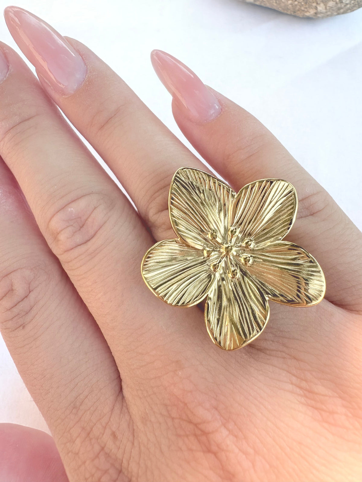 Bague fleur dorée portée - vue face