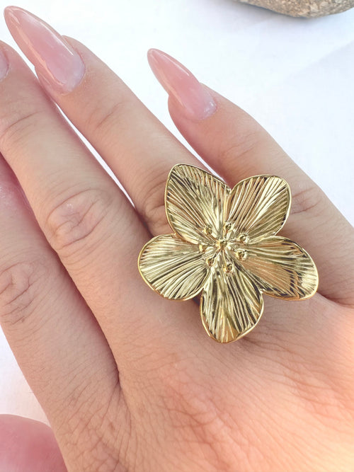 Bague fleur dorée portée - vue face