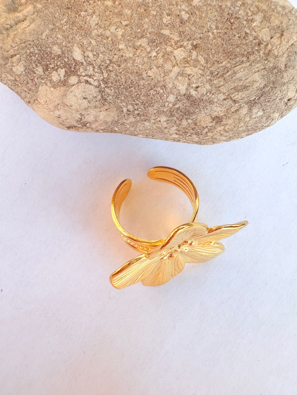 Bague fleur dorée portée - vue 2