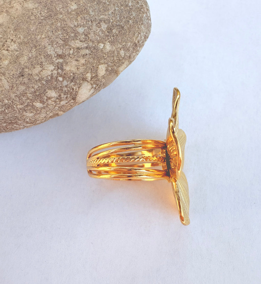 Bague fleur dorée - vue de dos