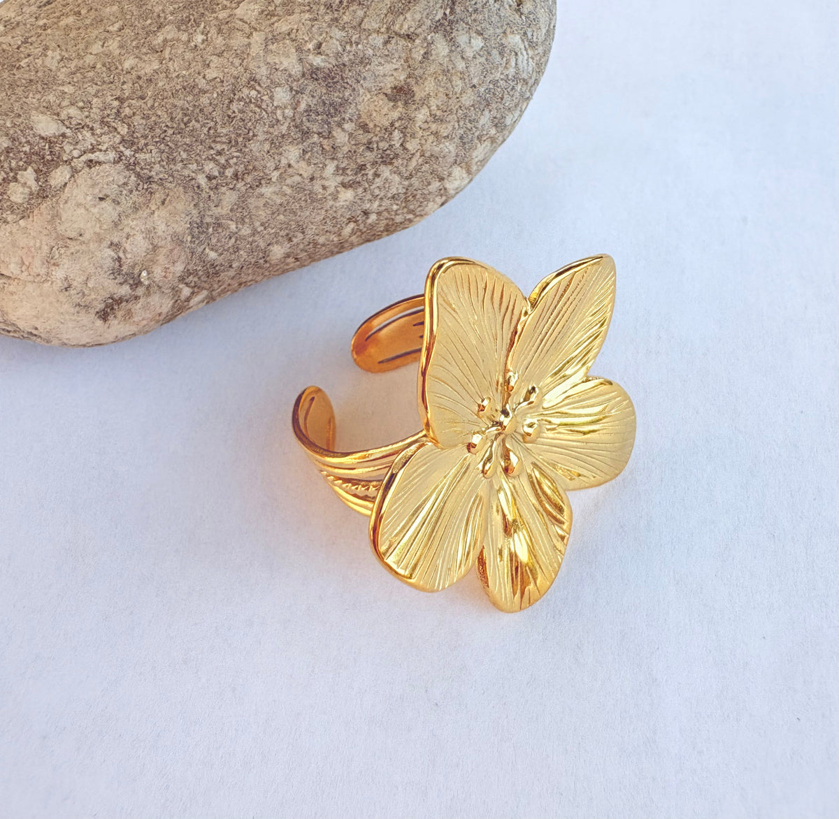 Bague fleur dorée - vue de profil