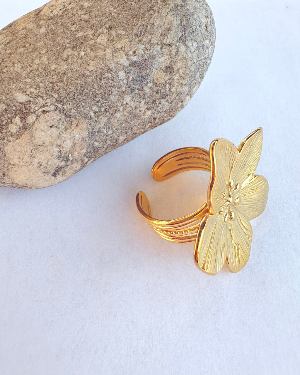Bague fleur dorée - vue détail