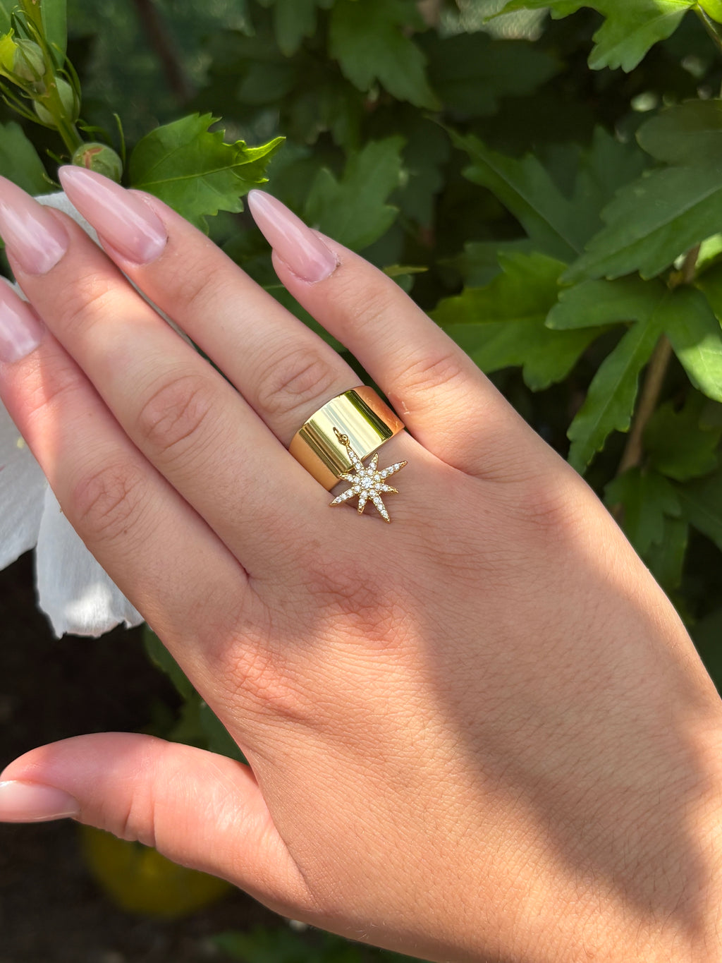 Bague Dorée avec Breloque Étoile en Strass Ajustable