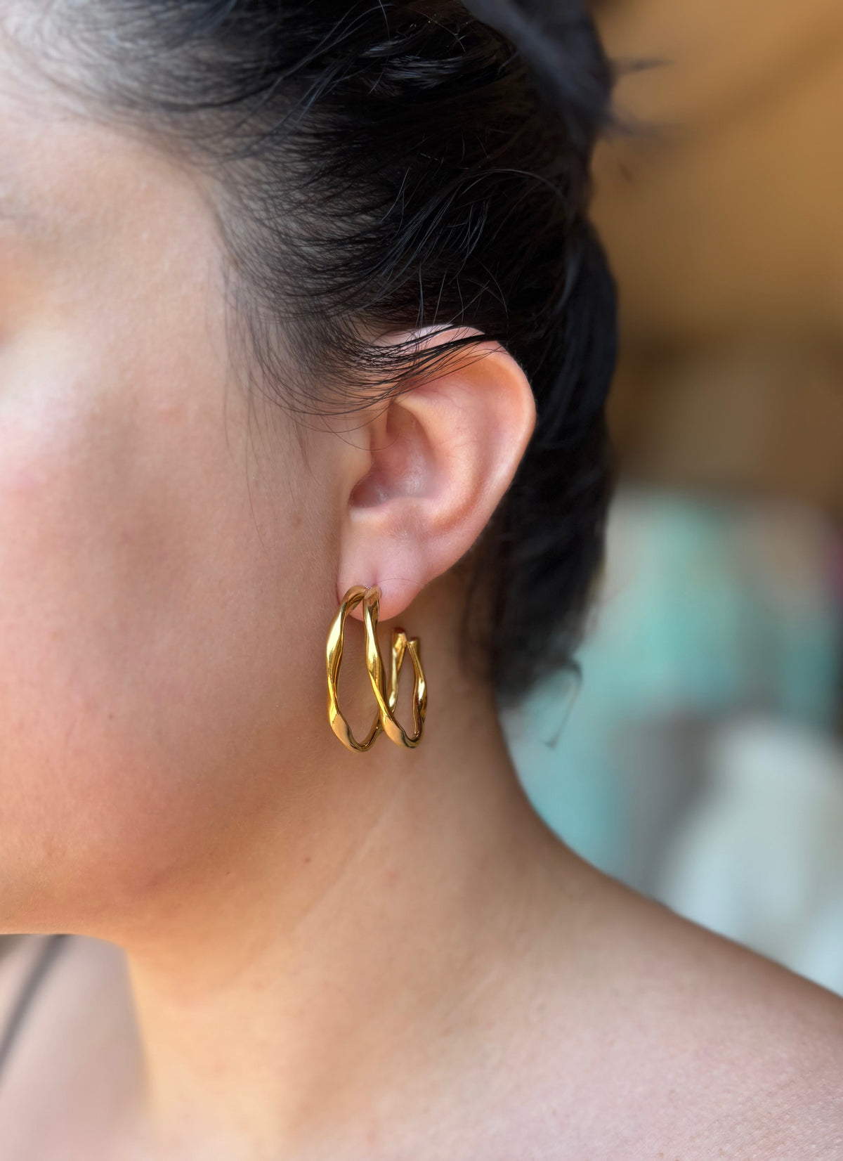 Boucles d'oreilles doubles créoles torsadées dorées portées
