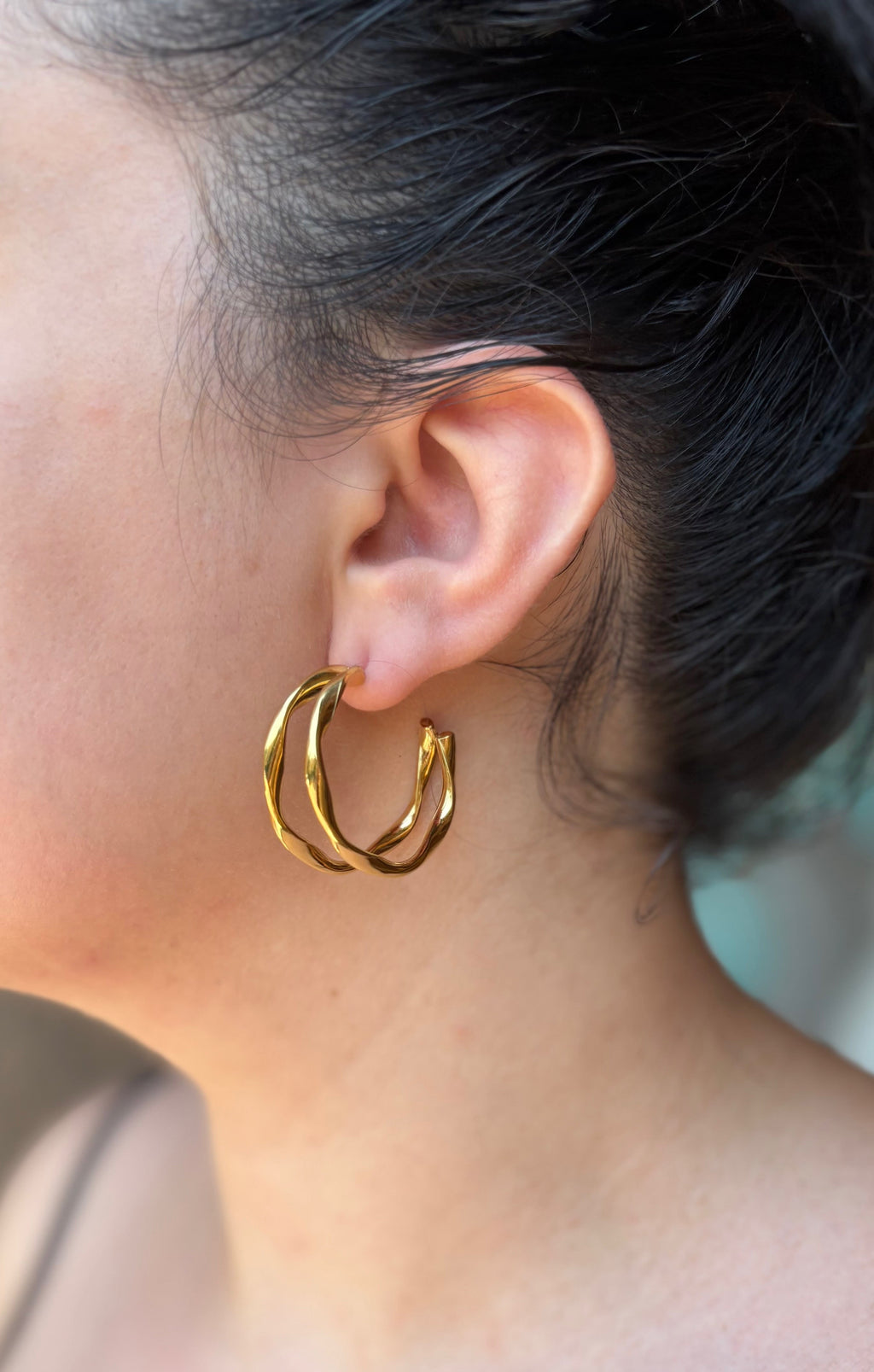 Boucles d'oreilles doubles créoles torsadées dorées vue de côté