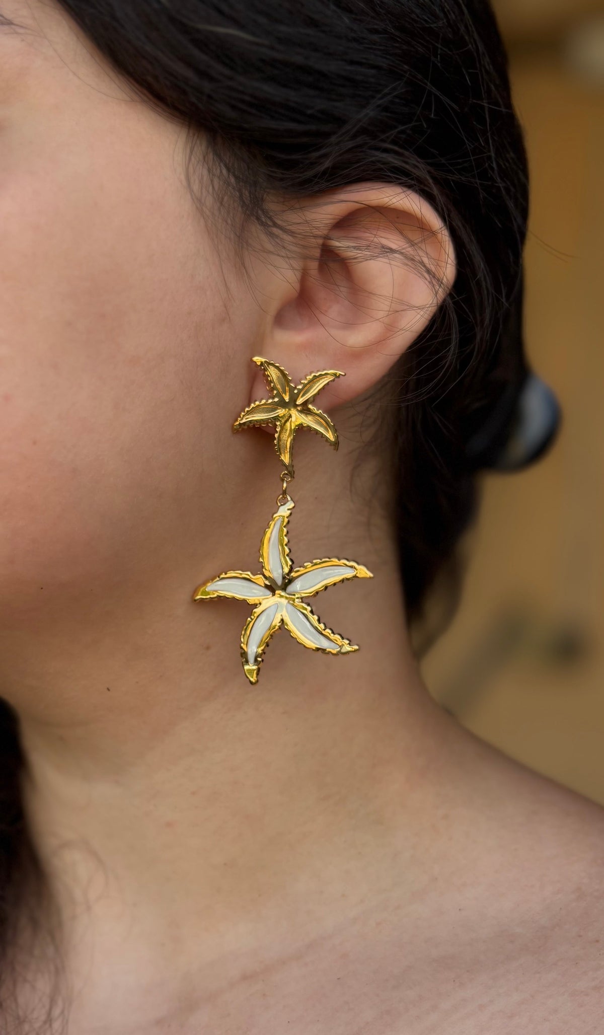 Boucles d'oreilles étoiles de mer dorées portées