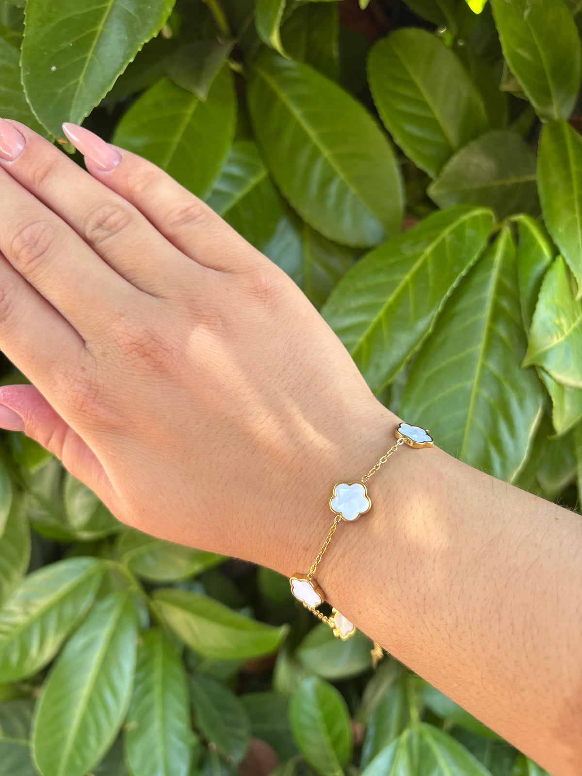 Bracelet Fleurs Blanches Nacrées Doré