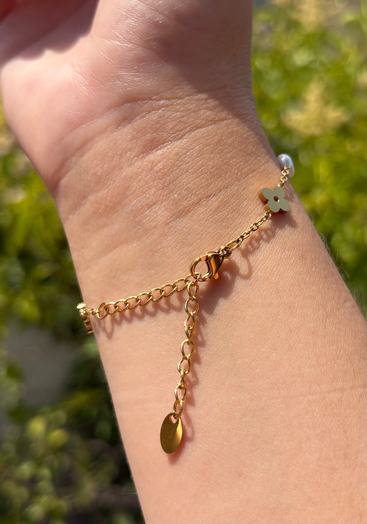 Bracelet Fleurs Dorées et Perles Blanches