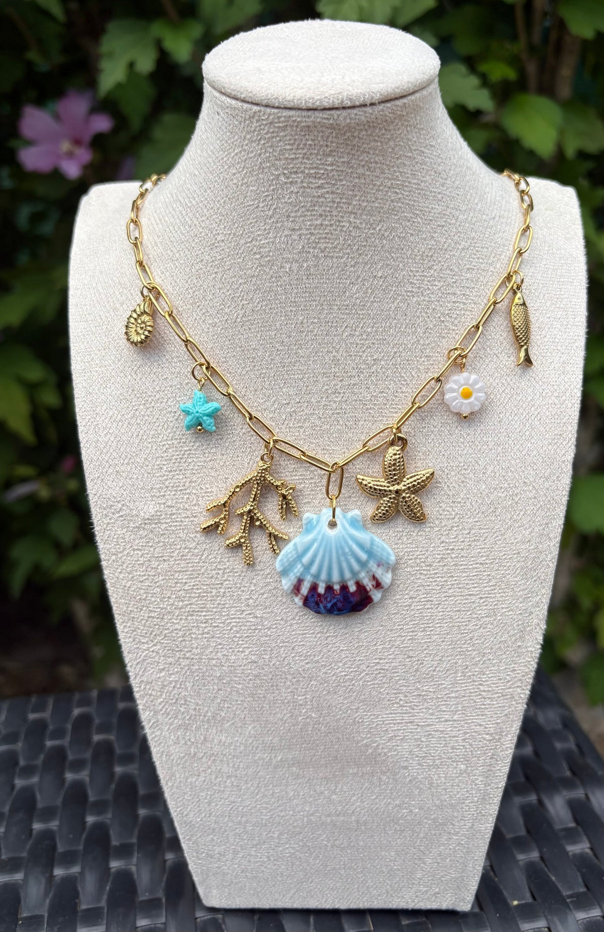 Collier coquillage bleu et breloques marines - vue face