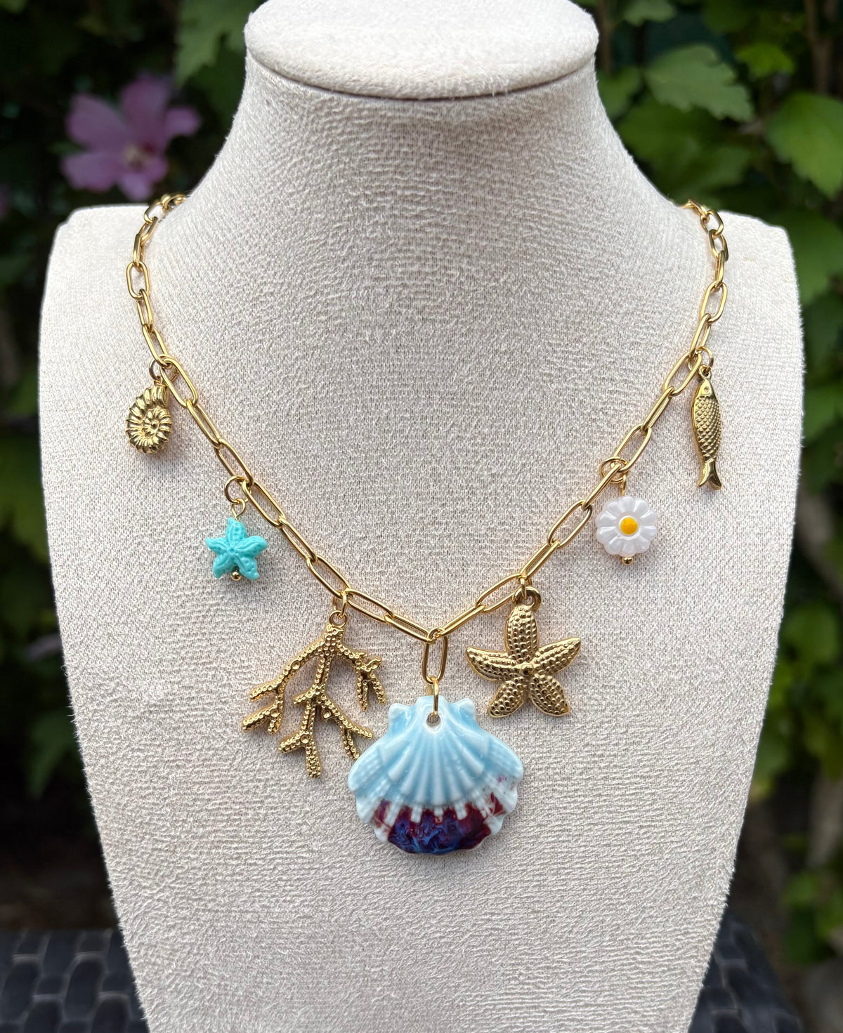Collier coquillage bleu et breloques marines - vue rapprochée
