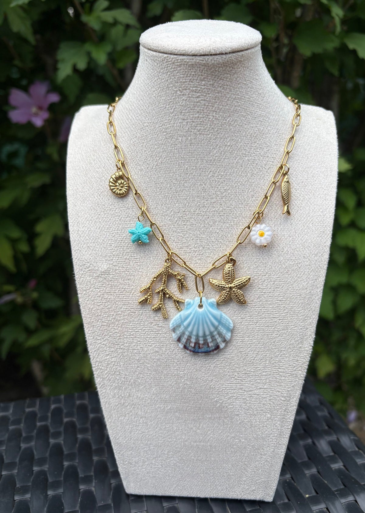 Collier coquillage bleu et breloques marines - vue de côté