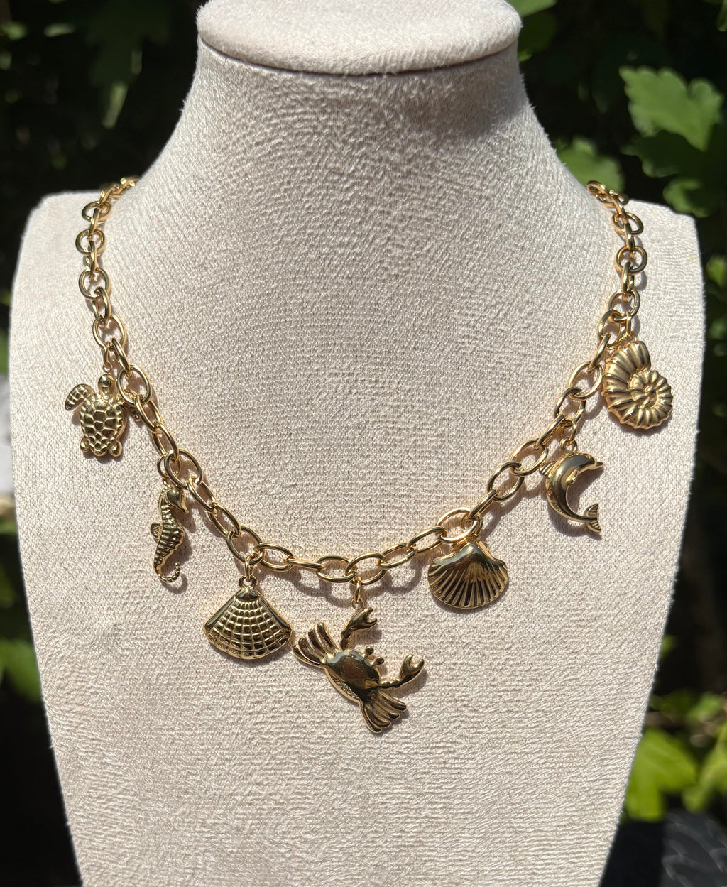 Collier breloques marines dorées - vue 1